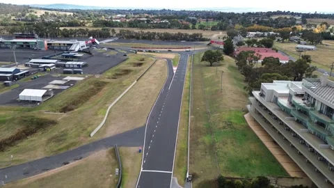 Flyover Along Pit Exit at Mount Panorama Racing Circuit Vidéo 334906469