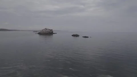 Flyover drone shot of Fleuve St-Laurent St-Lawrence river with rocks in distance Vídeo Stock 290051019