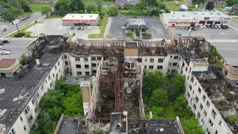 Flyover High angle, Abandoned Highland Towers Apartment, Detroit Vidéo 308261561