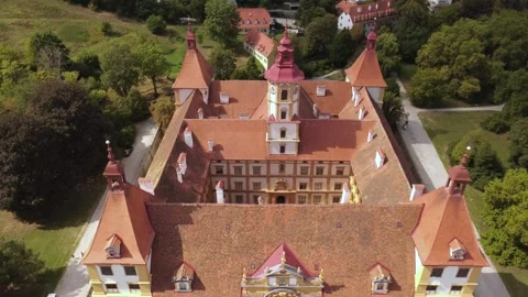 Flyover of a Palace from the front facade tilting down to a top down view 스톡 동영상 344642208