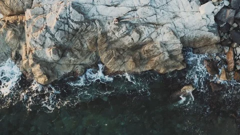 Flyover the rocks into the sea Video stock 100552576