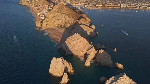 A flyover of the rocky cliffs at the end of Cabo San Lucas Bay, Baja 库存影片 334833602