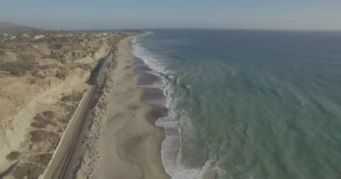 Flyover of the San Clemente State Beach and Amtrak Pacific Surfliner 스톡 동영상 67394678