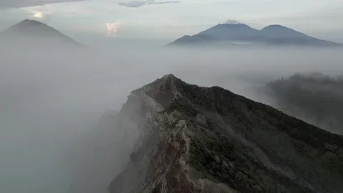 Flyover of sharp misty rim of ijen volcano crater in Java, Indonesia Vidéo 263608392