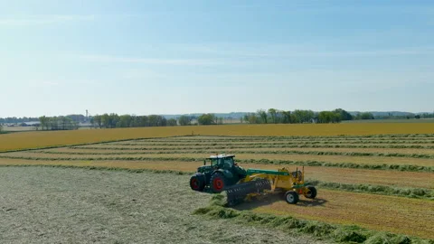 Flyover of Tractor Plowing Fields on Farm in Rural America 4K Aerial Vídeo Stock 239084100