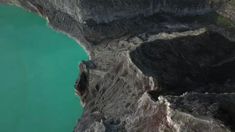 Flyover volcano: steep rugged ijen Crater lake slope in Java Indonesia Vidéo 263608470
