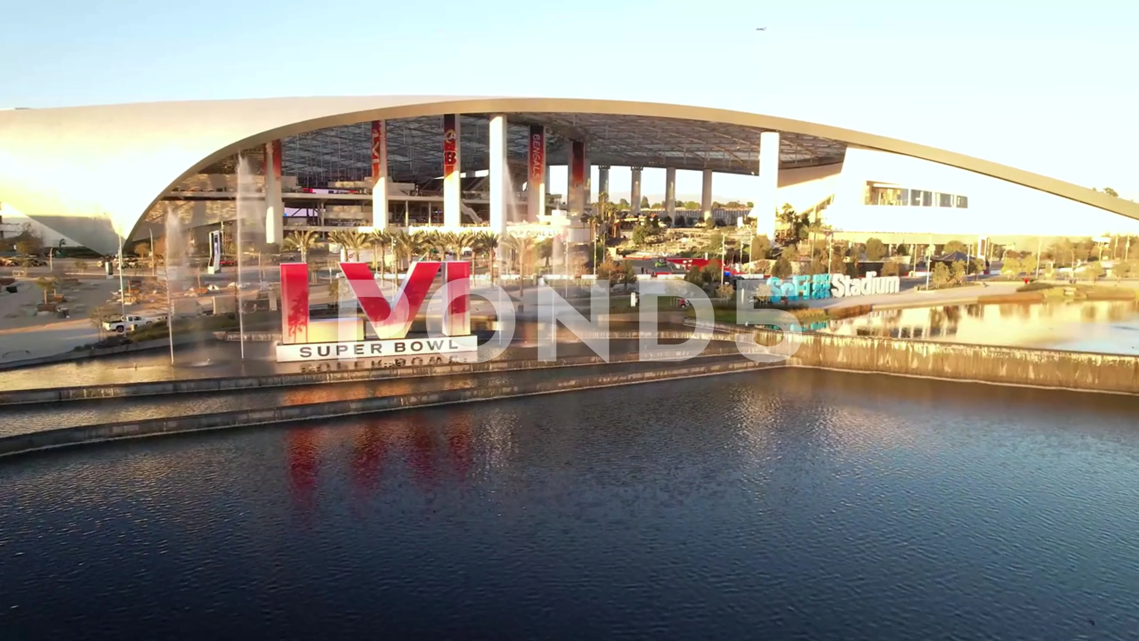 Flythrough over the pond in front of Stock Video Pond5