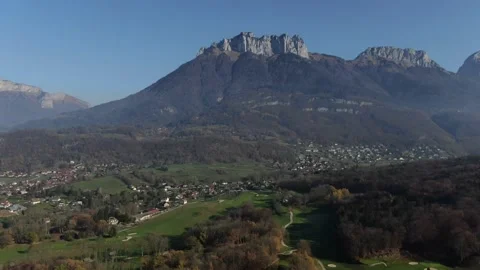 FM  "ROC DE CHÈRE' PAN OF THE MOUNTAIN CHAIN SURROUNDING ANNECY ENDING LAKE 스톡 동영상 147685071