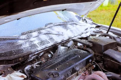 Foam covers engine compartment after cleaning maintenance Foto stock