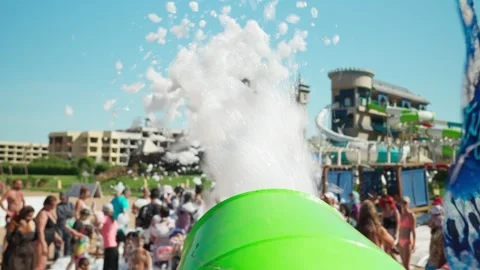 A foam generator with intensive foaming on the beach during a foam disco. Vídeo Stock 346199103