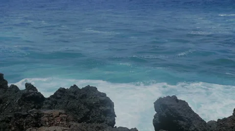 Foam splashing at the top after the wave broke on the rocks 스톡 동영상 67487250