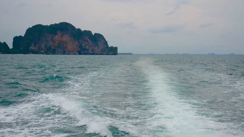 Foam Trail From Motor Boat That Sails On Sea With Background Of Tropical Islands Stockbeeldmateriaal 101883234