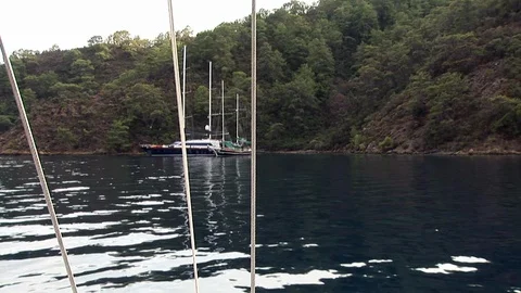 Foam, waves and water on camera during movement of yacht 動画素材 118801590