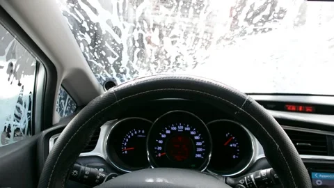 Foam on the windshield. Washing the dirt from the machine with foam. View from c Vidéo 161157607