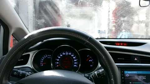 Foam on the windshield. Washing the dirt from the machine with foam. View from c Vidéo 161157621