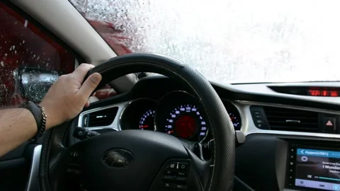 Foam on the windshield. Washing the dirt from the machine with foam. View from c Vidéo 161157777