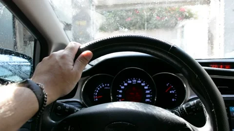 Foam on the windshield. Washing the dirt from the machine with foam. View from c Vidéo 161157848