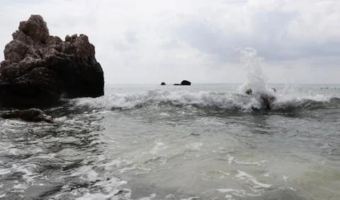 Foamed water forms a cylindrical stream of water. Ideal for beginner surfers. Photos