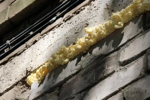Foamed window gap of a brick wall Foto stock