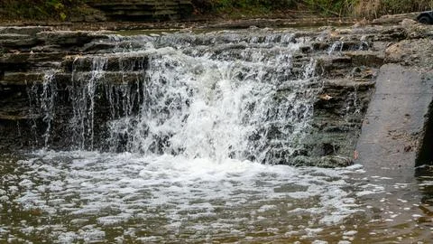 Foaming Cascade: Close-Up Waterfall Over Rocky Stream Stock-Fotos