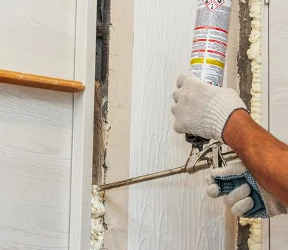 Foaming of voids between the door frame and the opening. Фото
