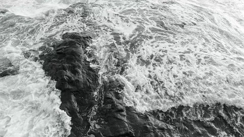 Foaming Wave Tide Against on Reef Rock in Black and White Tone 스톡 동영상 128947099