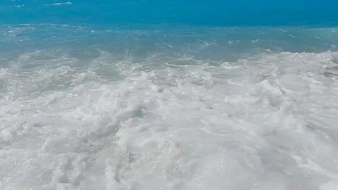 Foaming waves splashing on the beach Vídeos de archivo 316878394