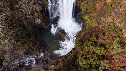 Foamy Stream Of Fervenza do Río Xestosa Waterfall Видео 333253229