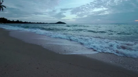 Foamy Water Reaching a Sandy Coast Beneath Layered Sky 스톡 동영상 342016344