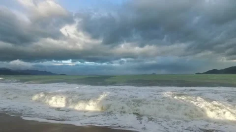 Foamy wave washes the sand on the seashore Video stock 172409847