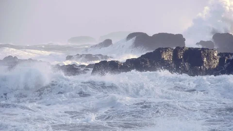 Foamy Waves Bubble and Boil Slowmotion Causeway Coast Northern Ireland Stockbeeldmateriaal 73125165
