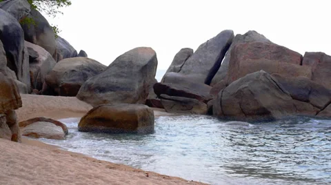 Foamy Waves Splashing Against the Rocks. Serene and Carefree Atmosphere of Thai Stockbeeldmateriaal 39501385