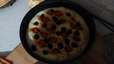 Focaccia con le olive nere e pomodori, Italian food Stock Footage 152128474
