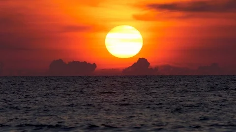 Focus on beautiful sunset Видео 100171729