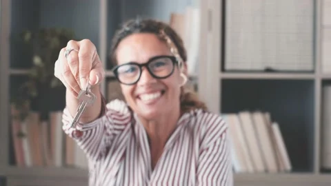 Focus on bunch of keys from house flat apartment in hand of smiling female. Blur Vídeo Stock 151322081