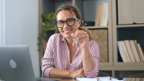 Focus on bunch of keys from house flat apartment in hand of smiling female. Blur Vídeo Stock 151322098