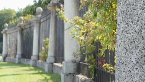 Focus change from granite pillar to background Stock-Footage 114171192