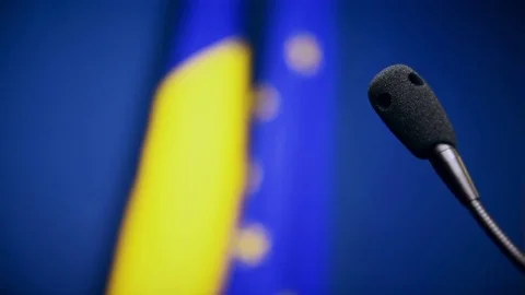 Focus changes on microphones and European Union and Romania's flags 動画素材 73094649
