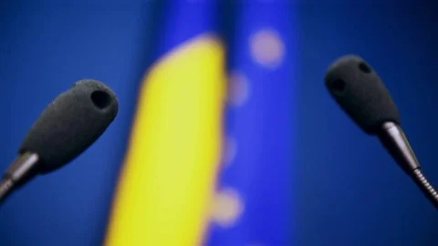 Focus changes on microphones and European Union and Romania's flags 스톡 동영상 73094669