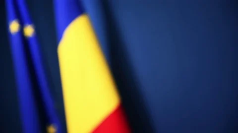 Focus changes on Romania's and EU flags Vídeos de archivo 73094628
