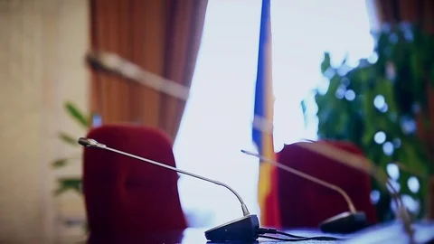 Focus changes on two press conference microphones 스톡 동영상 73494569