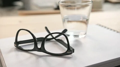 Focus on eyeglasses Video stock 84712329