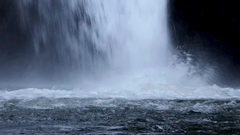 Focus falls on the river below with white bubble waves. 库存影片 118497261