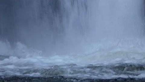 Focus falls on the river below with white bubble waves. Vidéo 118497476