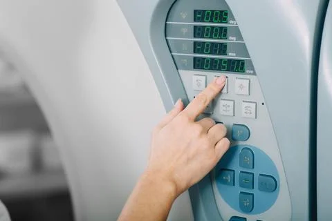 Focus on the foreground, the radiologist sets up the scanner.computer tomog.. Foto stock