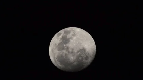 Focus the full moon with black clouds moving through completely dark. 库存影片 101455820