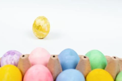 Focus on golden Easter egg decorated with glitter. Easter eggs on a white bac Foto stock