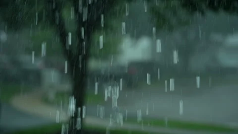 Focus on Intense heavy rain pouring over a suburban street with reduced Vidéo 345477315