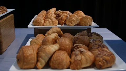 Focus pull across a plate of croissants 動画素材 126715890