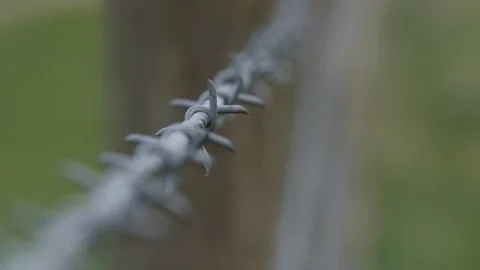 Focus pull along a barbed wire fence 動画素材 122207210